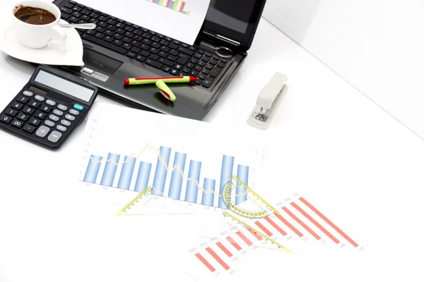 Análisis de gráficos de inversión empresarial con calculadora y portátil —  Fotos de Stock