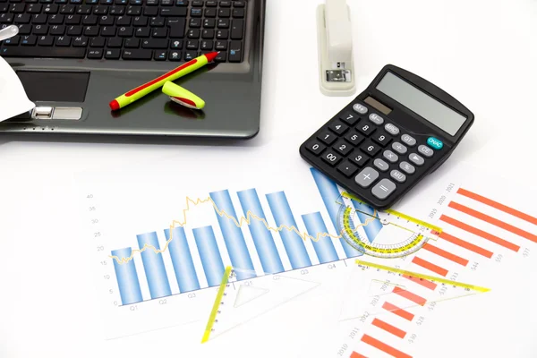 Analyseren van zakelijke investeringen grafieken met Rekenmachine en laptop — Stockfoto