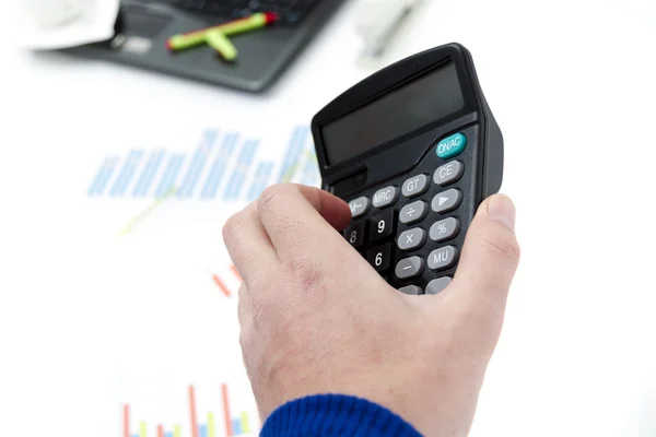 Analyse des graphiques d'investissement d'entreprise avec calculatrice et ordinateur portable — Photo