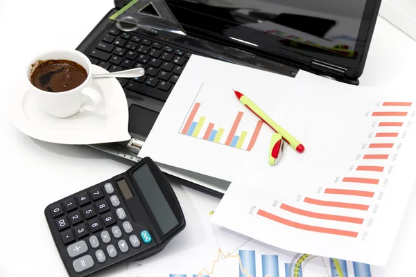 Üzleti befektetési diagramok elemzése a számológép és a laptop — Stock Fotó