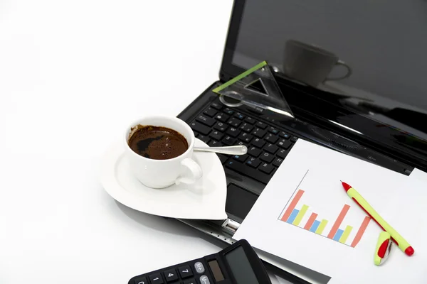 Анализ бизнес-диаграмм с помощью калькулятора и ноутбука — стоковое фото