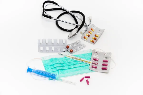 Conjunto para el tratamiento de la gripe - concepto de salud y medicina — Foto de Stock