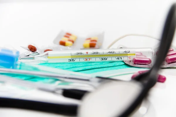 Ensemble pour le traitement de la grippe - concept de santé et de médecine — Photo