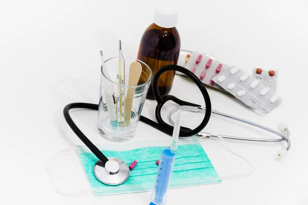 Instellen voor de behandeling van de griep - gezondheid en geneeskunde concept — Stockfoto