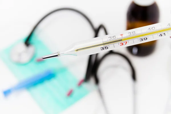 Ensemble pour le traitement de la grippe - concept de santé et de médecine — Photo