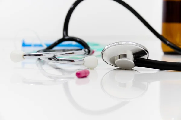 Conjunto para el tratamiento de la gripe - concepto de salud y medicina —  Fotos de Stock