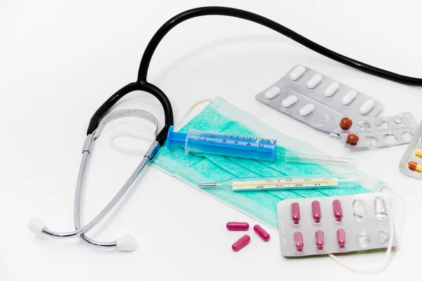 Conjunto para el tratamiento de la gripe - concepto de salud y medicina — Foto de Stock