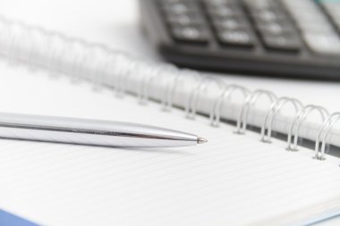 hesap makinesi, kalem ve defter iş kavramı