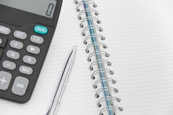 Podnikatelský koncept s kalkulačka, pero a Poznámkový blok — Stock fotografie