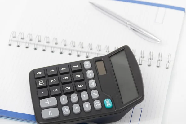 Concepto de negocio con calculadora, pluma y cuaderno — Foto de Stock