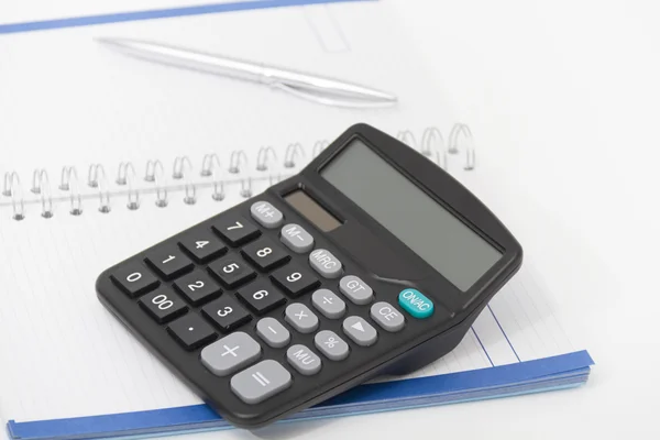 Concepto de negocio con calculadora, pluma y cuaderno — Foto de Stock