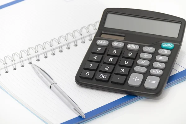 Business concept con calcolatrice, penna e taccuino — Foto Stock