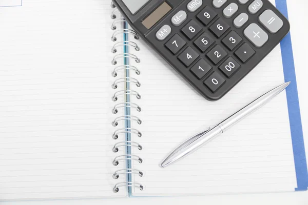 Concepto de negocio con calculadora, pluma y cuaderno — Foto de Stock