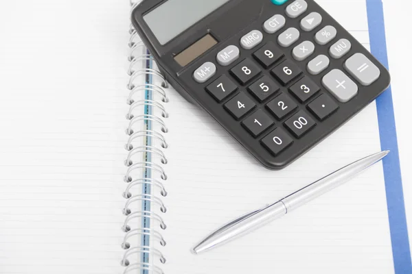 Концепція бізнесу з калькулятором, ручкою і блокнотом — стокове фото