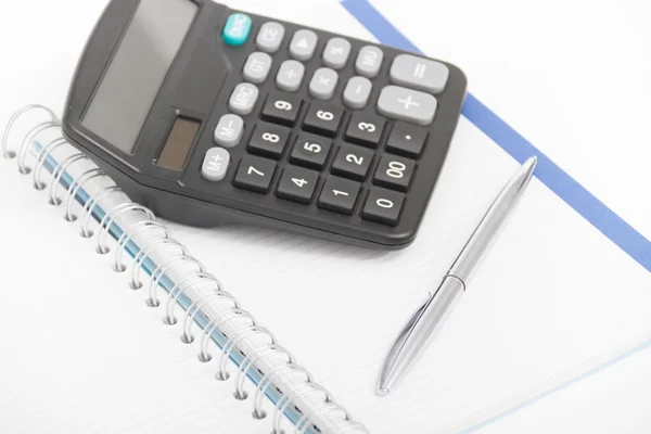 Concepto de negocio con calculadora, pluma y cuaderno — Foto de Stock