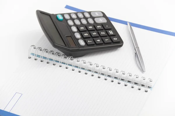 Concept d'entreprise avec calculatrice, stylo et ordinateur portable — Photo