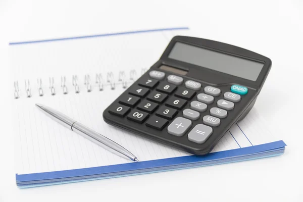 Concepto de negocio con calculadora, pluma y cuaderno — Foto de Stock