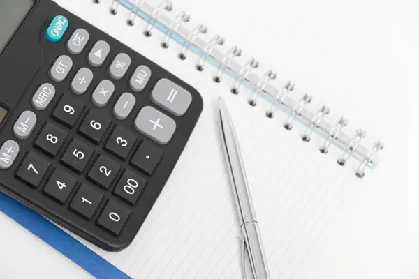 Concepto de negocio con calculadora, pluma y cuaderno — Foto de Stock