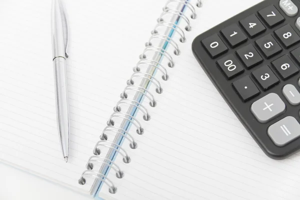 電卓、ペンとノートでビジネス コンセプト — ストック写真