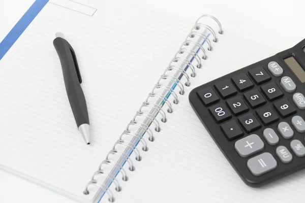 Business concept con calcolatrice, penna e taccuino — Foto Stock