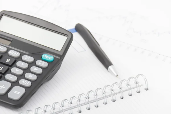 Concept d'entreprise avec calculatrice, stylo et ordinateur portable — Photo