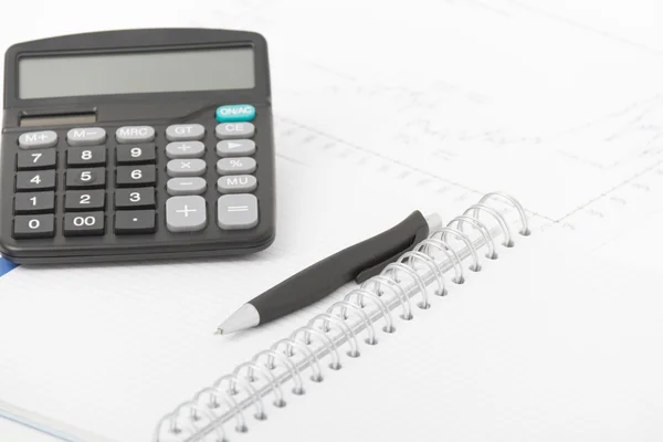 Üzleti koncepció, számológép, toll és jegyzetfüzet — Stock Fotó