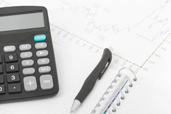 Concepto de negocio con calculadora, pluma y cuaderno — Foto de Stock