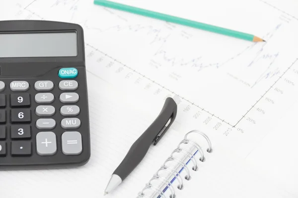 Concept d'entreprise avec calculatrice, stylo et ordinateur portable — Photo