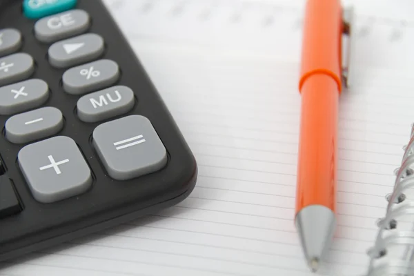 Concepto de negocio con calculadora, pluma y cuaderno — Foto de Stock