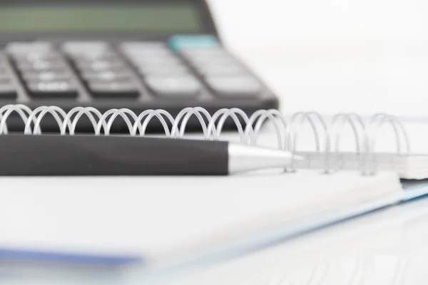 Conceito de negócio com calculadora, caneta e notebook — Fotografia de Stock