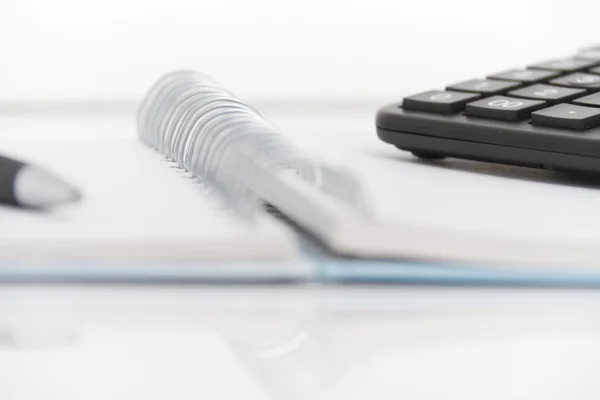 Geschäftskonzept mit Taschenrechner, Stift und Notizbuch — Stockfoto