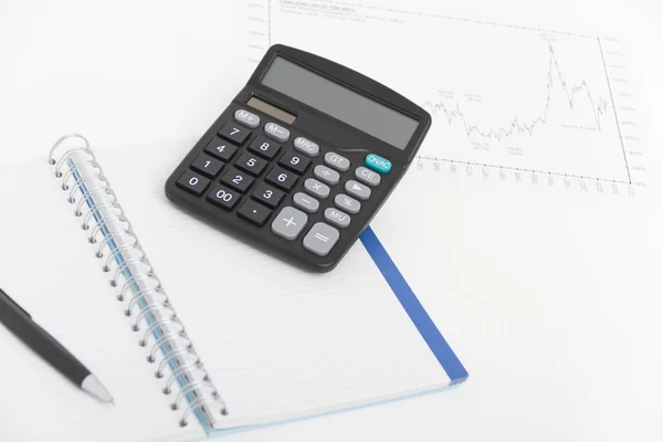 Concepto de negocio con calculadora, pluma y cuaderno — Foto de Stock