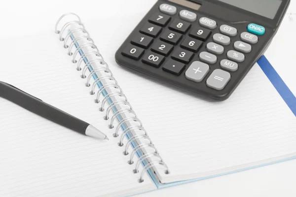 Affärsidé med miniräknare, penna och anteckningsbok Stockbild