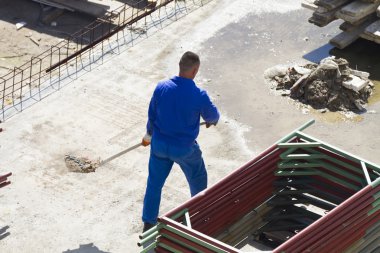 Moloz temizliği kürekle, işçi çalışıyor