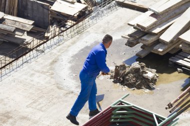 Moloz temizliği kürekle, işçi çalışıyor