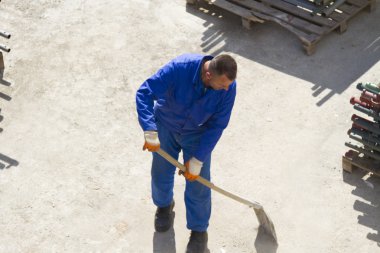 Moloz temizliği kürekle, işçi çalışıyor