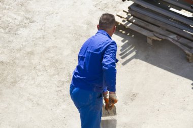 Moloz temizliği kürekle, işçi çalışıyor