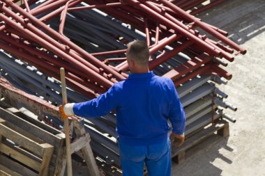 Moloz temizliği kürekle, işçi çalışıyor