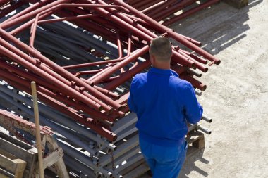 Moloz temizliği kürekle, işçi çalışıyor