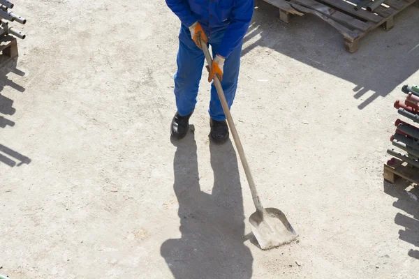 Pracownik działa z łopatą, czyszczenie gruz — Zdjęcie stockowe