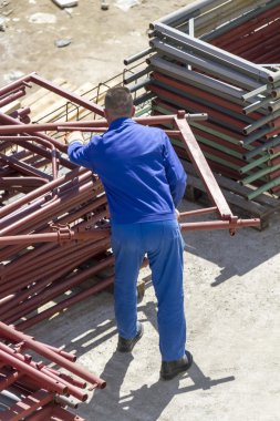 Moloz temizliği kürekle, işçi çalışıyor