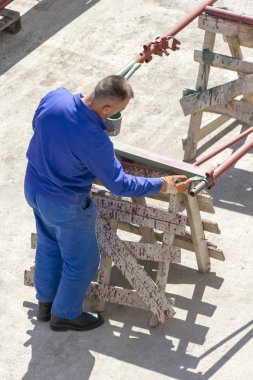 Metal tasarımlar boyama boya işçisi