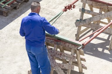 Metal tasarımlar boyama boya işçisi