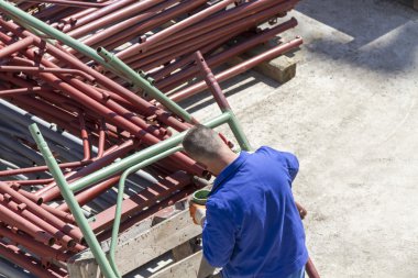 Metal tasarımlar boyama boya işçisi