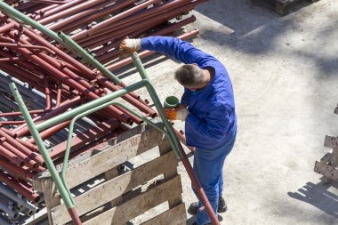 Metal tasarımlar boyama boya işçisi
