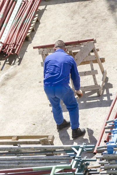 Trabajador trabaja con una pala, limpiando escombros — Foto de Stock