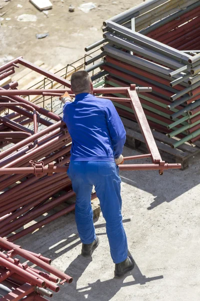 Trabajador trabaja con una pala, limpiando escombros — Foto de Stock