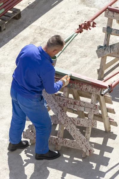 Pintura trabajador pintura diseños de metal — Foto de Stock