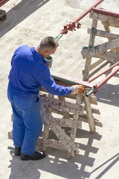 Pintura trabajador pintura diseños de metal — Foto de Stock