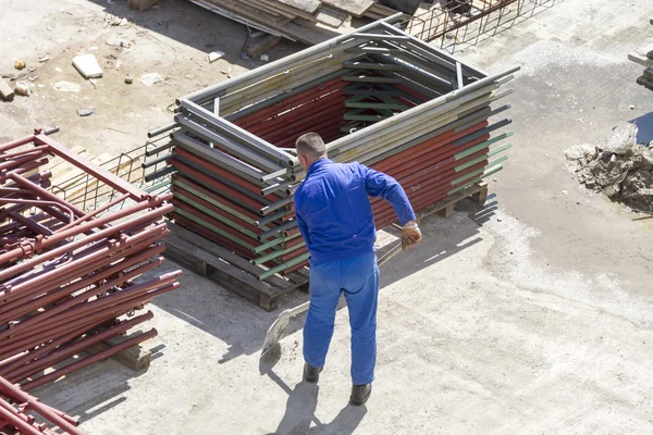 Trabajador trabaja con una pala, limpiando escombros — Foto de Stock